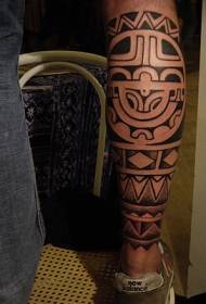 Kaki lalaki hideung gambar tato Polynesian totem