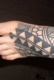 Mies jalkaterän musta kolmio koristeellinen tatuointi kuva