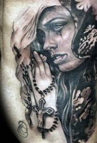 Retrato de mujer de oración de costilla lateral con patrón de tatuaje cruzado