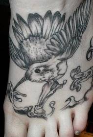 griza simpla birdo tatuaje mastro sur la instepo