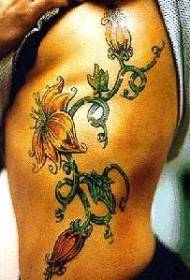 model de tatuaj flori de culoare laterală bărbătesc