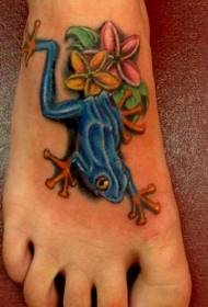 plava žaba s buketom cvjetnih tetovaža