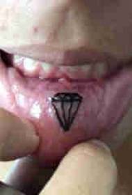 bibir tato gadis kecil tato tato tato gambar segar di bibir