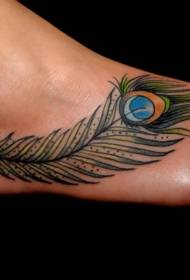 modello di tatuaggio piuma di pavone verde sul collo del piede della femmina