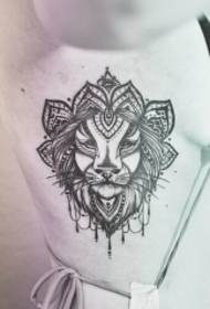 modello del tatuaggio del totem del leone di personalità della costola laterale di bellezza