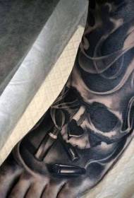 disegno del tatuaggio teschio nero e proiettile sul retro