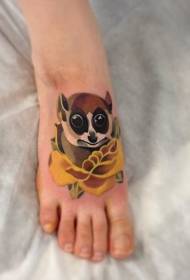 腳背可愛的可愛狐猴和黃玫瑰紋身圖案