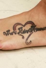 Engleska slova u boji stopala i ljubavni uzorak tetovaža