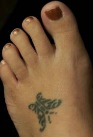 Modello di tatuaggio del collo del piede totem farfalla nera