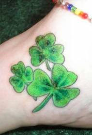 tres piezas de patrón de tatuaje de trébol irlandés verde