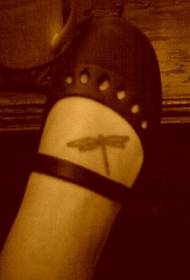 Foot-back κορίτσι μοτίβο τατουάζ dragonfly