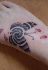 Modello del tatuaggio farfalla viola sul collo del piede