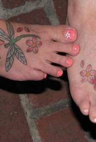 collo del piede libellula verde e motivo tatuaggio fiore rosso