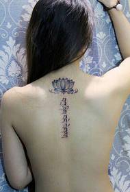 Kız Dövme lotus ve Sanskritçe kombine dövme