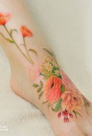 การออกแบบรอยสักลายดอกไม้บนดอกไม้หลากสีที่สวยงามบนหลังเท้า