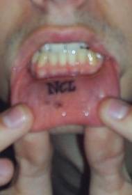 pola tato huruf hitam pendek di dalam bibir