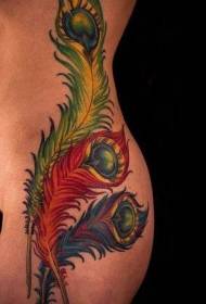 femaleенска половината боја боја паун пердув шема на тетоважа