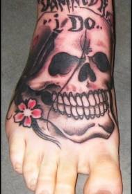 Modello del tatuaggio del cranio e del fiore sul collo del piede