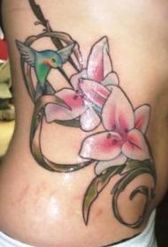 w pasie piękne kwiaty z tatuażem kolibra