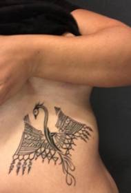 Ag eitilt Dragon tattoo figiúr rib taobh ar an patrún Dragon Dragon tattoo