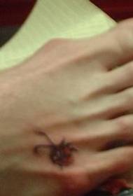 emakumezkoen oinaren kolorea ladybug tatuaje eredu txikia
