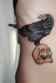 teschio di colore tradizionale a coste laterali con motivo tatuaggio corvo nero