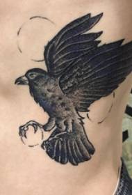 E mudellu di tatuaggi di Eagle costoni laterali di u zitellu nantu à u mudellu di tatuatu di eagle