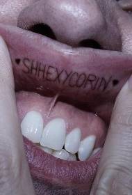 kobiece usta wewnątrz obrazka z tatuażem alfabetu angielskiego