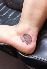 moteriškos kojos Mielas mažas ežys tatuiruotės modelis