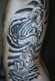 wąż potwór po stronie talii wychodzi różany wzór tatuażu