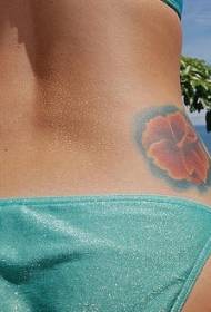 Femei poza tatuat hibiscus colorat talie