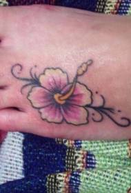 tatuaje de hibisco branco e rosa instep