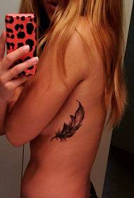 merginos šonkaulio gražus plunksnos tatuiruotės paveikslėlis