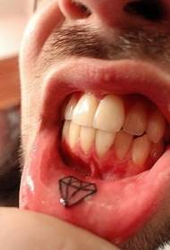 pragtige diamant tatoeëringpatroon binne die lippe