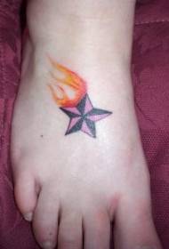 петокрака starвезда тетоважа во пламенот во боја на стапалото