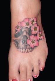 peito do pé feminino colorido crânio humano com padrão de tatuagem de flor