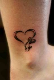 сексуальная черно-красная татуировка в форме сердца на лодыжке