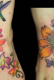 empeine Flor de lirio colorido con patrón de tatuaje de colibrí