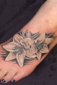 Virina instep griza lilio tatuaje ŝablono