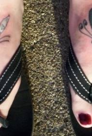 Variabilità della bandiera americana sul tatuaggio della libellula sul collo del piede femminile