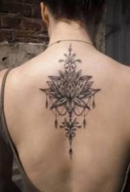 meitenes muguras mugurā Skaists lotosa ziedu tetovējums