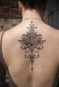 ti fi tounen kolòn vètebral bèl lotus modèl tatoo flè