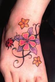 спринцовка цветни цветя и червен модел сладък калинка татуировка
