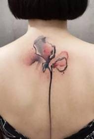 lány hátán gerinc gyönyörű kis friss tetoválás minta
