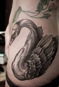 disegno del tatuaggio cigno inchiostro nero grigio lato vita