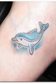 Motif de tatouage de dauphin bleu intime sur le coup de pied