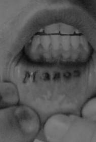 modello di tatuaggio lettera nera vicino ai denti