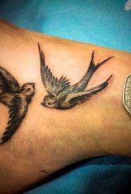 divi skaisti bezdelīgu kāju tetovējuma raksts