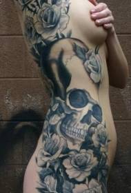 kobieca strona w talii czarno szara czaszka z różanym wzorem tatuażu