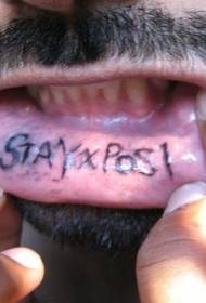 modello di tatuaggio lettera nera nel labbro inferiore